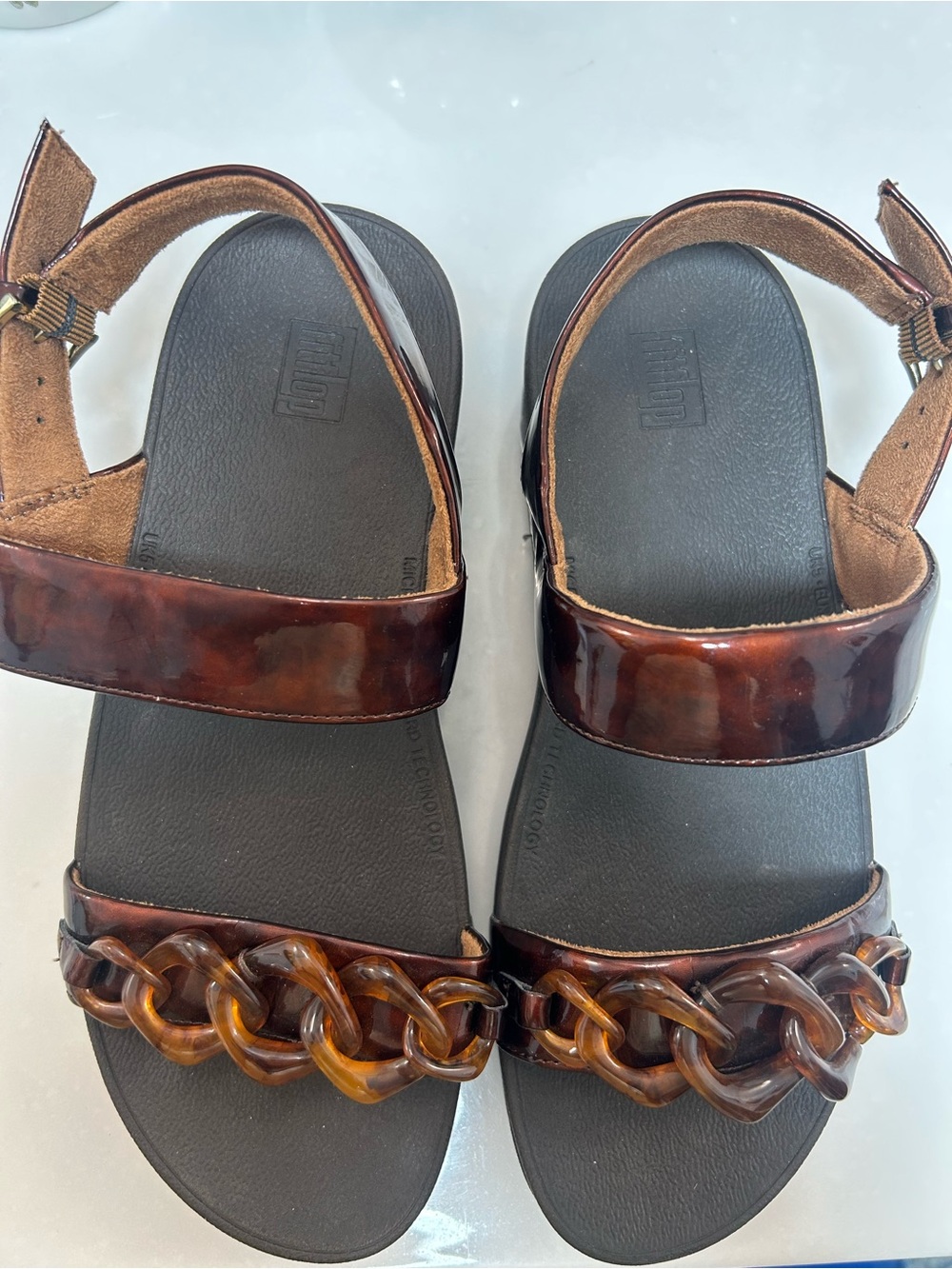 FITFLOP LOTTIE “tortoise” w/chain detail strappy wedge sandals. Size 7. NWOB